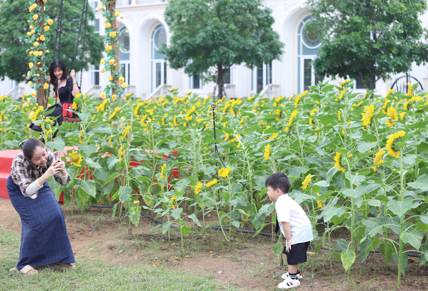Tranh thủ thời gian rỗi, nhiều phụ huynh nhanh chóng dẫn theo con em mình đến đây vui chơi, thư giãn.