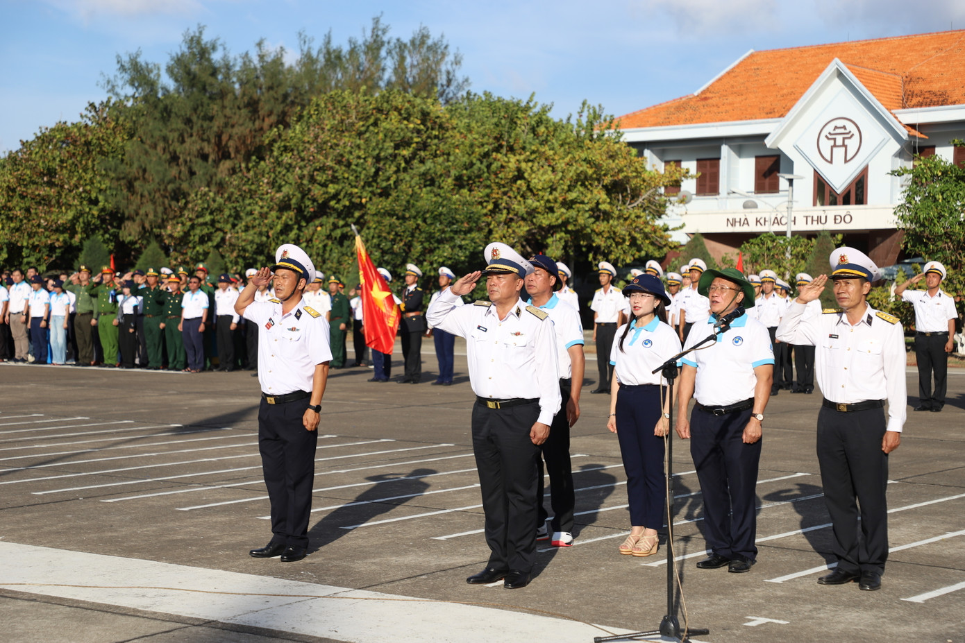 Lãnh đạo đoàn công tác Hành trình “Tuổi trẻ vì biển, đảo quê hương” 2024 và các đại biểu tiến hành nghi thức chào cờ, hát quốc ca trước khi bắt đầu nghi lễ diễu binh, diễu hành.