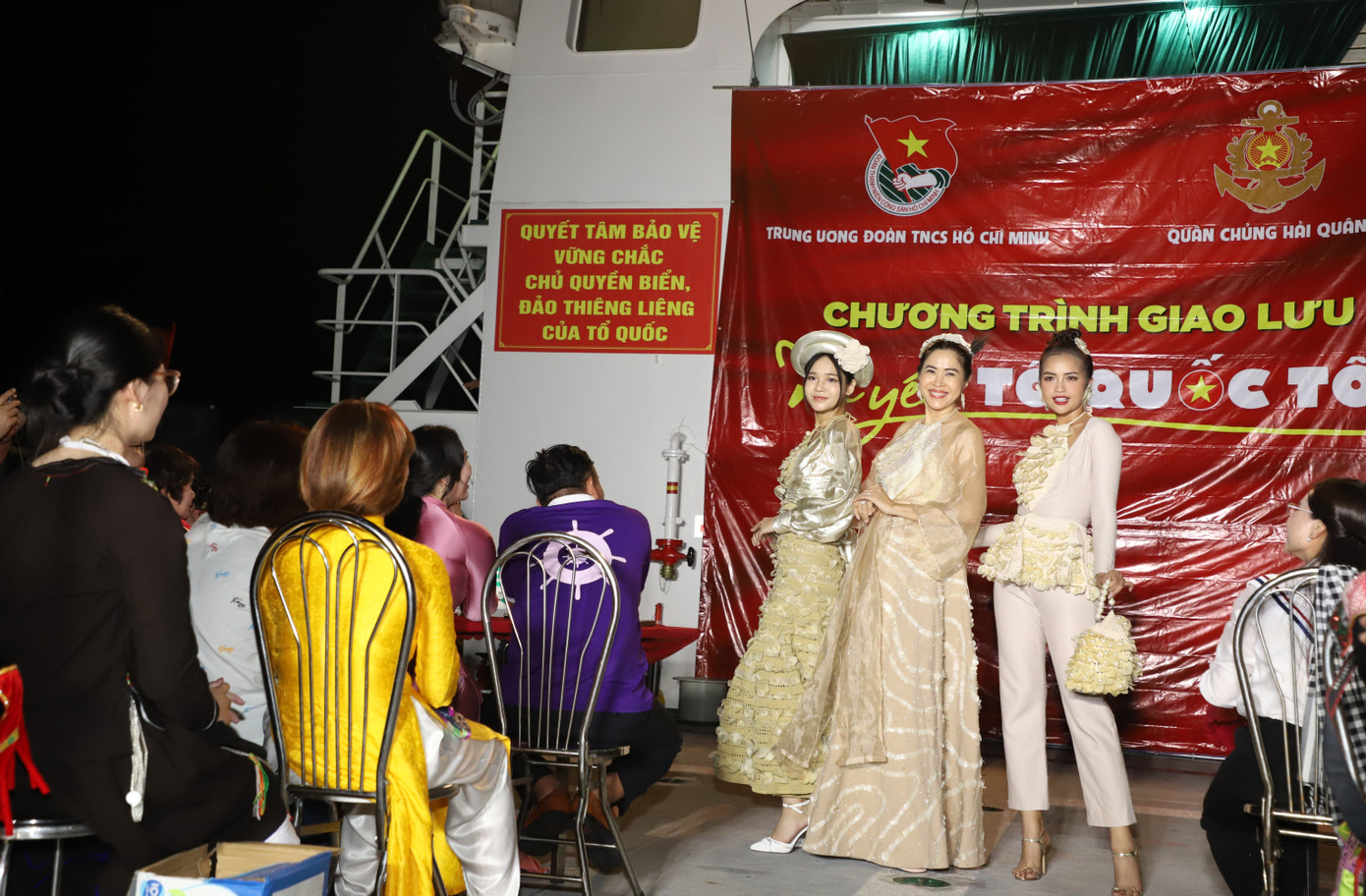 Trên hải trình chở nặng yêu thương này, các hoa hậu, hoa khôi, nghệ sĩ cũng trình diễn bộ sưu tập đặc biệt của nhà thiết kế Việt Hùng, được thiết kế từ các vật phẩm liên quan đến biển, đảo. Trên hải trình chở nặng yêu thương này, các hoa hậu, hoa khôi, nghệ sĩ cũng trình diễn bộ sưu tập đặc biệt của nhà thiết kế Việt Hùng, được thiết kế từ các vật phẩm liên quan đến biển, đảo.