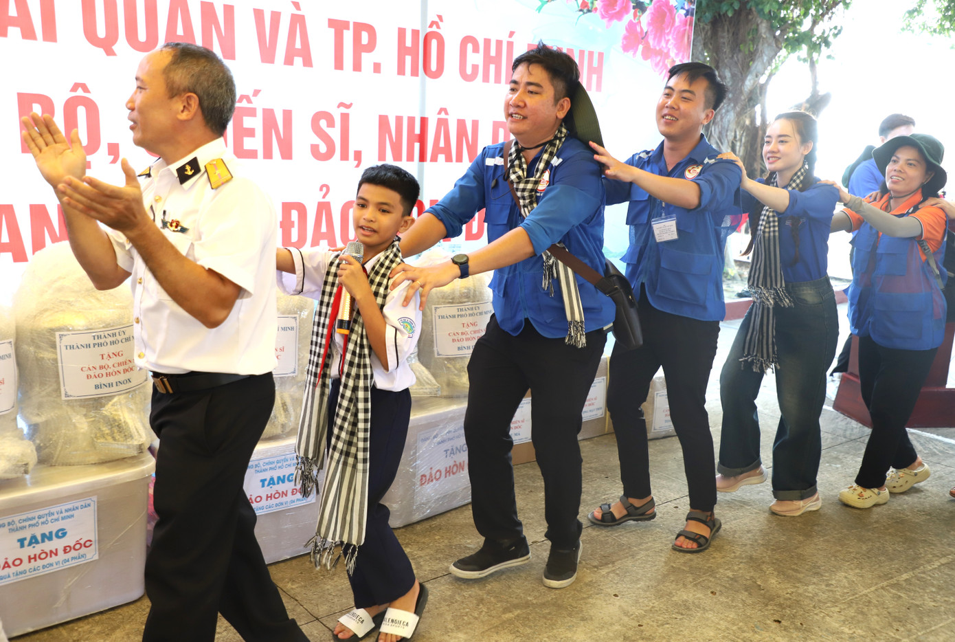 Xuân Trường chung tay tổ chức và tham gia sôi nổi các hoạt động suốt hành trình. Xuân Trường chung tay tổ chức và tham gia sôi nổi các hoạt động suốt hành trình.