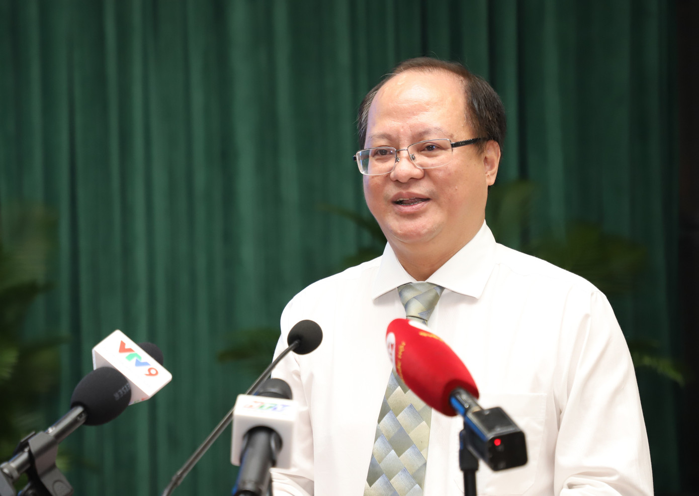 BS Lê Anh Tuấn chia sẻ quá trình đảm nhận chức vụ Giám đốc Bệnh viện Mắt. Ảnh: Ngô Tùng