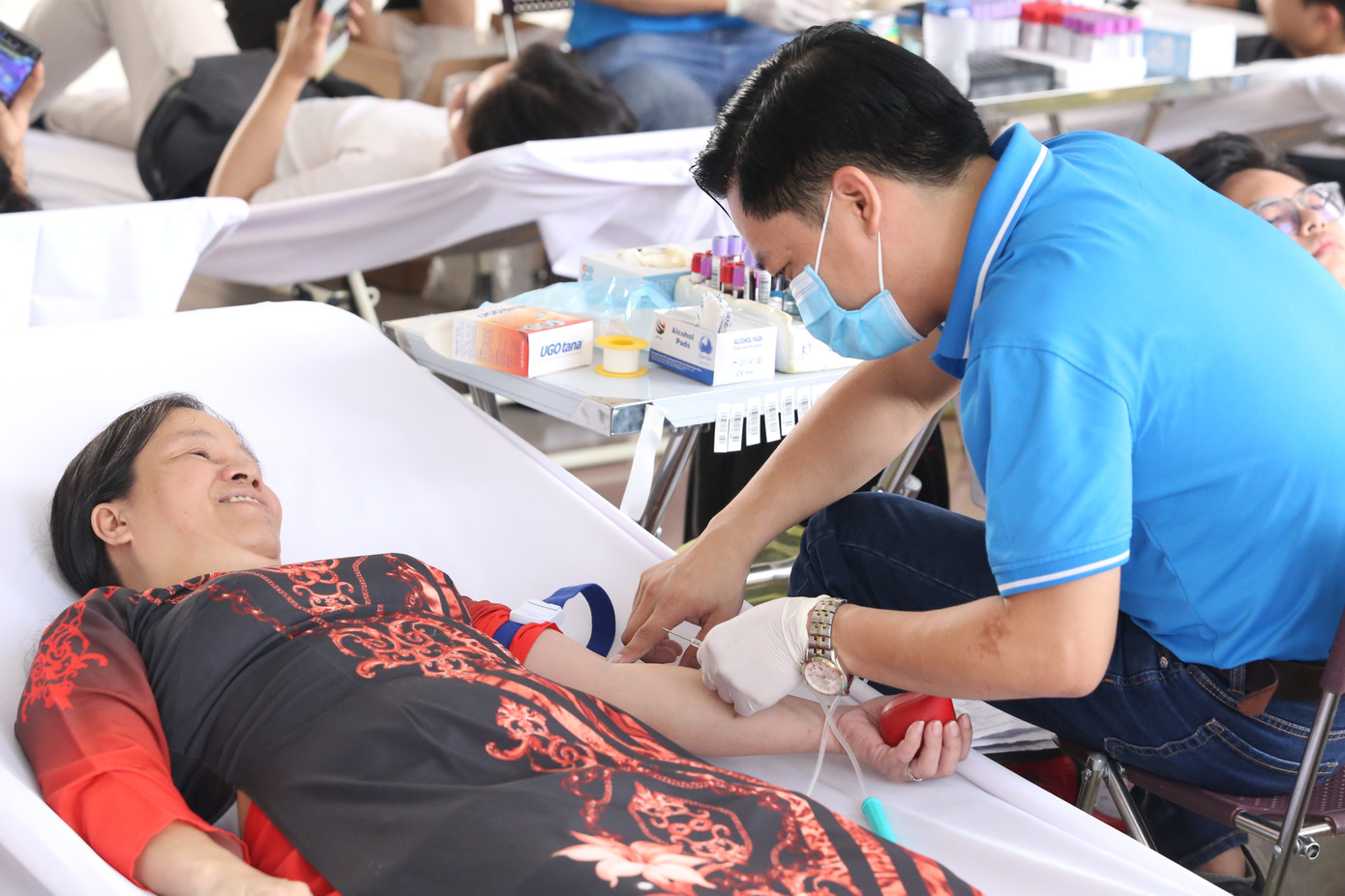 PGS.TS Phan Thị Mai Hà chia sẻ giọt máu tình nguyện. Ảnh: Ngô Tùng