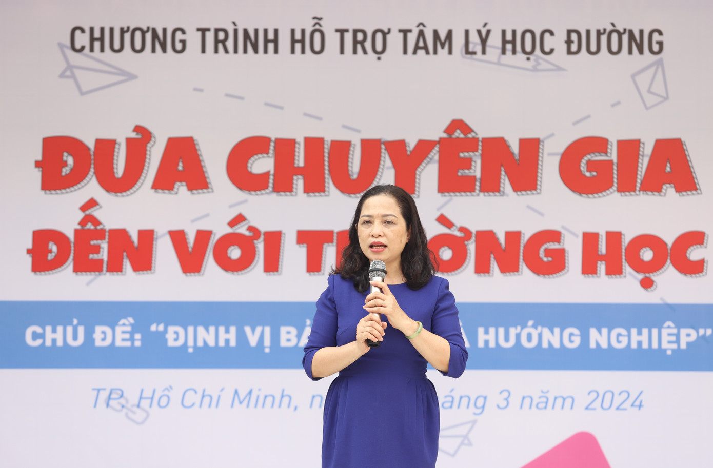 Bà Trần Thục Anh - Phó Hiệu trưởng Trường THPT Nguyễn Hữu Thọ đánh giá chủ đề buổi chia sẻ đã mang đến cho các em những nội dung phong phú, giúp các em khẳng định được mình là ai, từ đó hướng tới chọn nghề nghiệp, ngành học trong tương lai phù hợp, không làm mất thời gian và tiền bạc của bản thân, gia đình. Bà Trần Thục Anh - Phó Hiệu trưởng Trường THPT Nguyễn Hữu Thọ đánh giá chủ đề buổi chia sẻ đã mang đến cho các em những nội dung phong phú, giúp các em khẳng định được mình là ai, từ đó hướng tới chọn nghề nghiệp, ngành học trong tương lai phù hợp, không làm mất thời gian và tiền bạc của bản thân, gia đình.