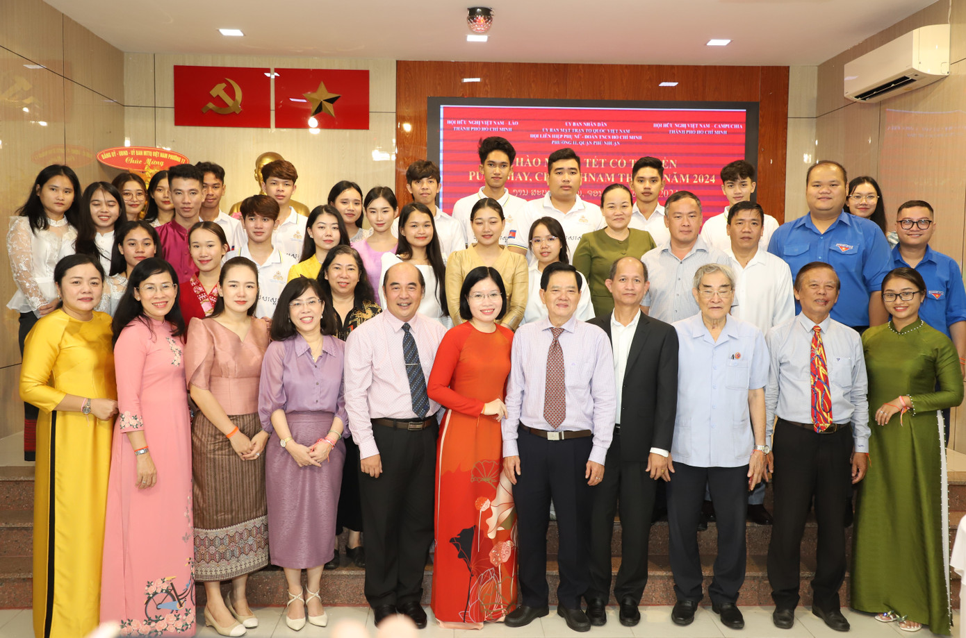 “Nhân dịp năm mới Chôl Chnăm Thmây của nhân dân Campuchia, Bunpimay của nhân dân Lào, tôi nhiệt liệt chúc mừng các em sinh viên Lào, Campuchia lời chúc mừng tốt đẹp, chúc các bạn cùng gia đình sức khỏe, hạnh phúc và thành công. Chúc đất nước và nhân dân Lào, Campuchia luôn phát triển, phồn vinh và hạnh phúc”, ông Lâm bày tỏ. Ảnh: Ngô Tùng