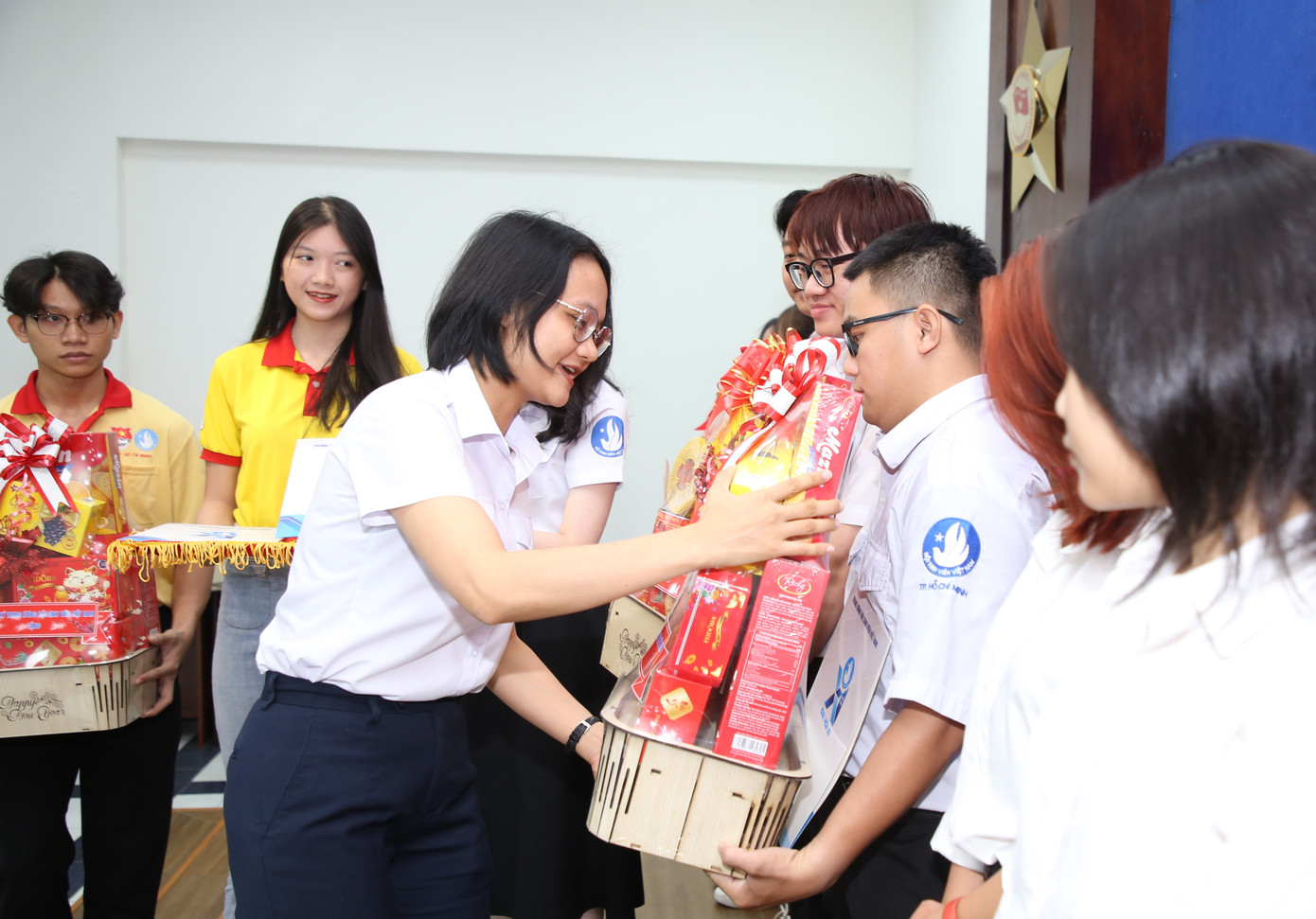 Chị Trần Thu Hà gửi món quà Tết tặng các bạn cán bộ Hội Sinh viên.