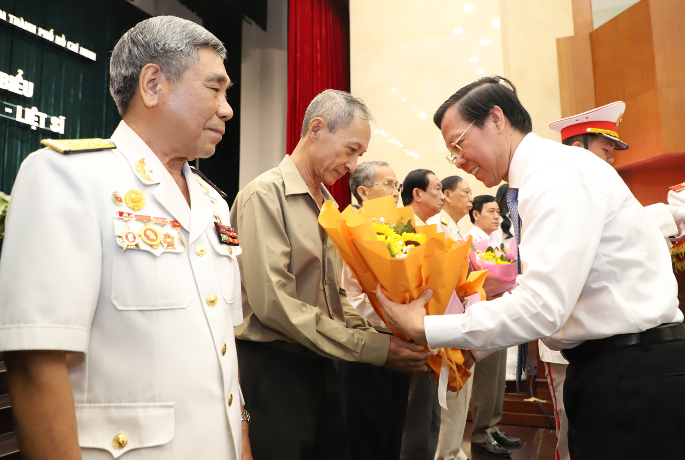 Lãnh đạo TPHCM tặng hoa, quà tri ân những người có công với cách mạng. Lãnh đạo TPHCM tặng hoa, quà tri ân những người có công với cách mạng.
