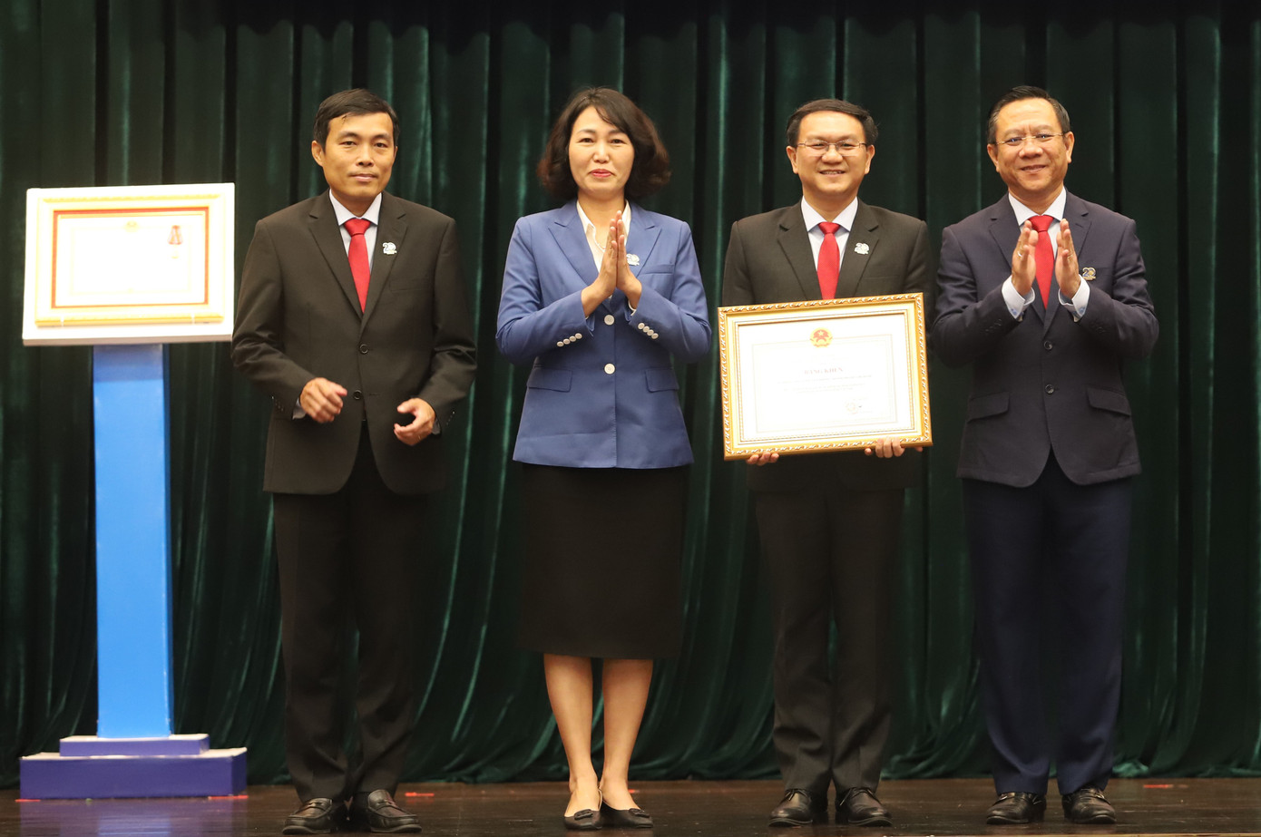 Sở TT&TT TPHCM đón nhận Bằng khen của Bộ TT&TT, Cờ truyền thống của UBND TPHCM. Sở TT&TT TPHCM đón nhận Bằng khen của Bộ TT&TT, Cờ truyền thống của UBND TPHCM.