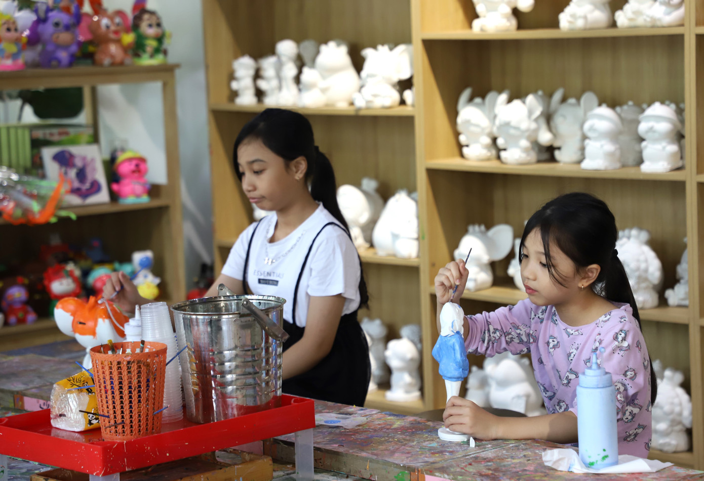 Các em thiếu nhi thỏa thích học hỏi, vui chơi tại đường sách trong ngày khai mạc hè.