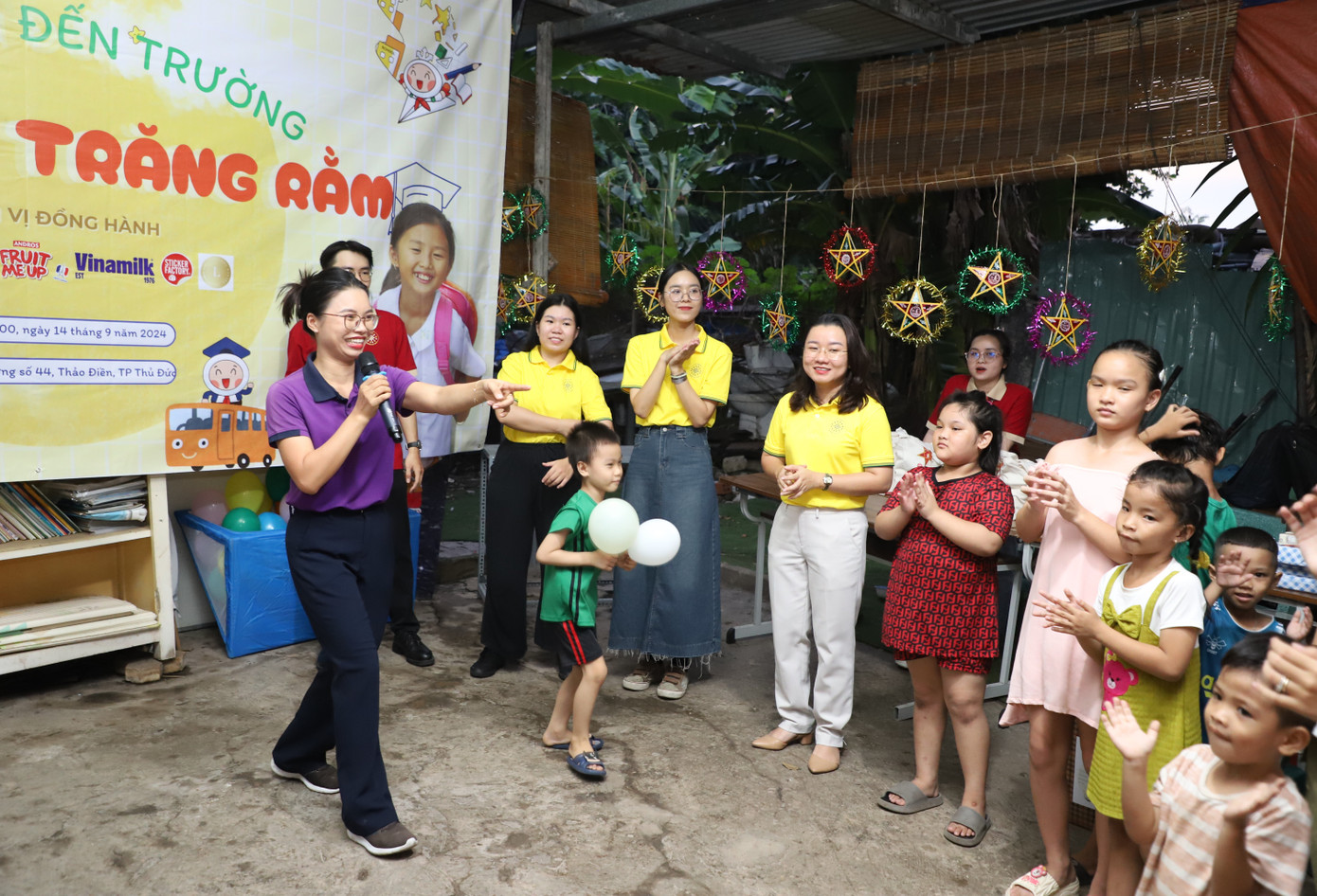 Các cán bộ Đoàn - Hội, đại biểu SSEAYP Việt Nam đã tạo nên ngày hội Tết Trung thu ấm áp cho các bạn nhỏ ở khu lưu trú thanh niên công nhân. Ảnh: Ngô Tùng Các cán bộ Đoàn - Hội, đại biểu SSEAYP Việt Nam đã tạo nên ngày hội Tết Trung thu ấm áp cho các bạn nhỏ ở khu lưu trú thanh niên công nhân. Ảnh: Ngô Tùng