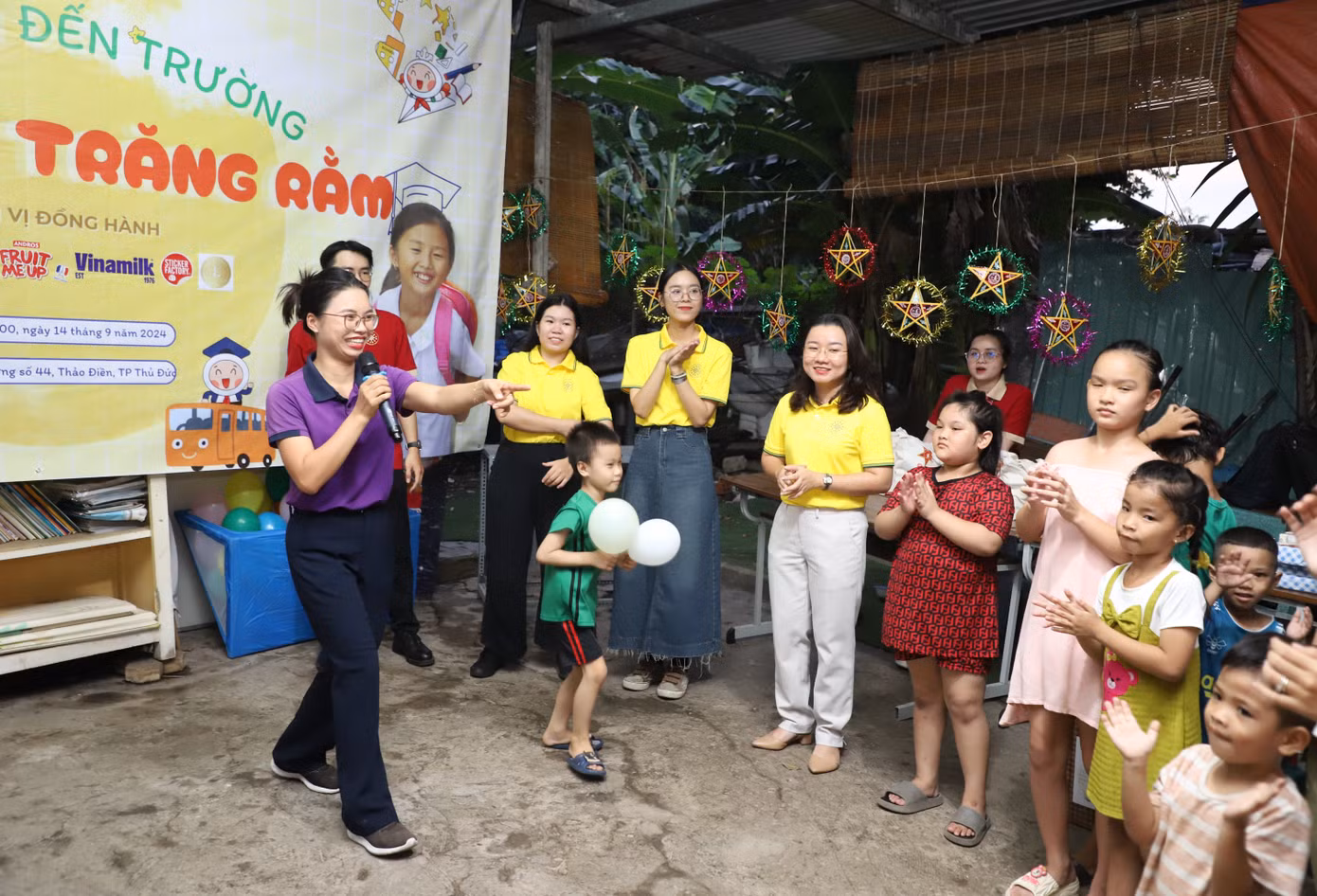 Các cán bộ Đoàn - Hội, đại biểu SSEAYP Việt Nam đã tạo nên ngày hội Tết Trung thu ấm áp cho các bạn nhỏ ở khu lưu trú thanh niên công nhân. Ảnh: Ngô Tùng