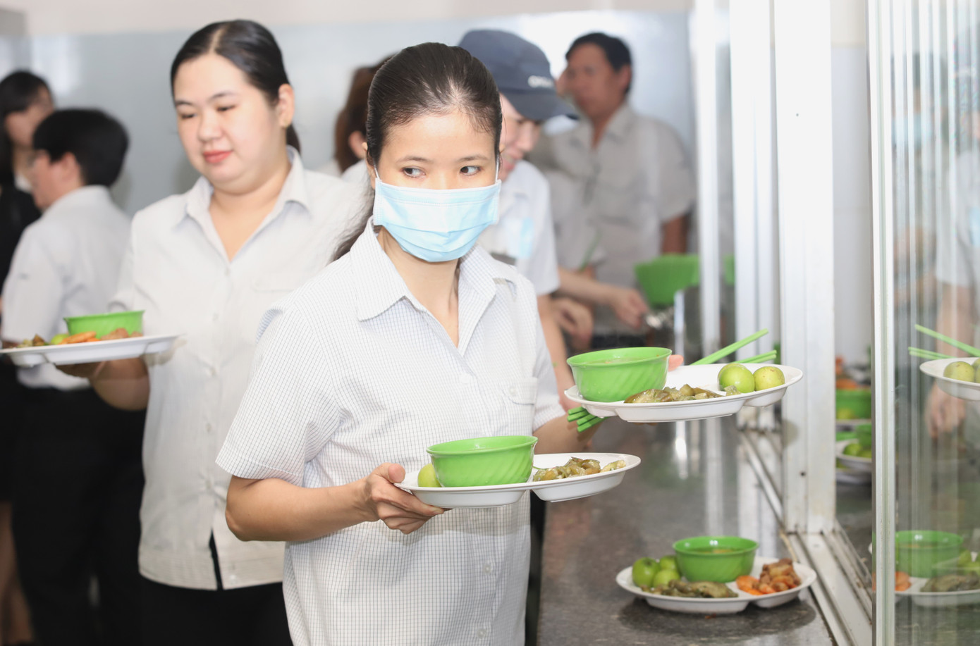 Nhân viên nhận suất ăn trưa sau ca làm.