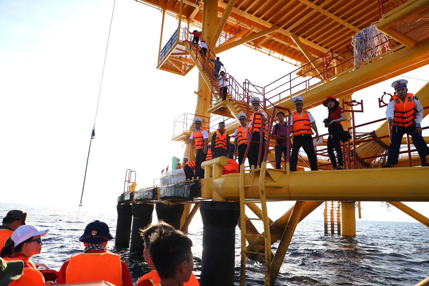 Được đặt chân lên Nhà giàn DK1/8 trong chuyến hải trình là điều tự hào, là kỷ niệm đặc biệt của mỗi đại biểu. Được đặt chân lên Nhà giàn DK1/8 trong chuyến hải trình là điều tự hào, là kỷ niệm đặc biệt của mỗi đại biểu.
