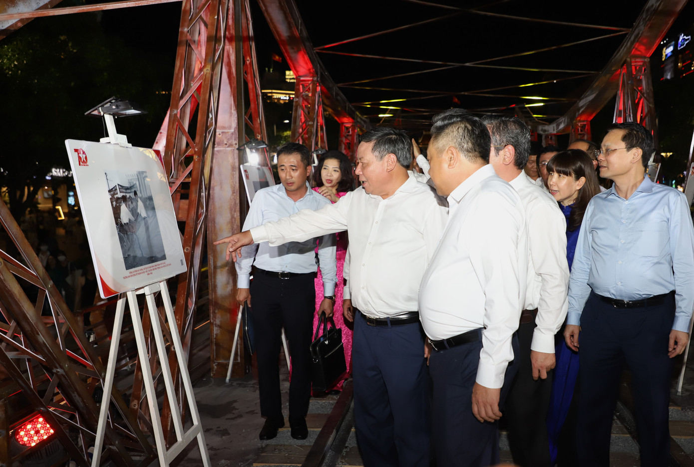 Các vị lãnh đạo hai thành phố xem triển lãm ảnh Tự hào Hà Nội trên không gian tái hiện cầu Long Biên.