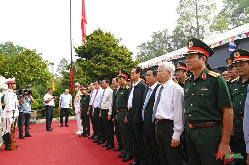 Các nguyên lãnh đạo Đảng, Nhà nước cùng đoàn đại biểu Quân ủy Trung ương, Bộ Quốc phòng tham dự lễ dâng hoa, dâng hương tại Đền Tưởng niệm liệt sĩ Bến Dược. Ảnh: QĐND.