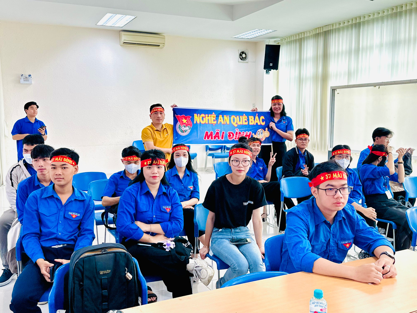 Các bạn trẻ cổ vũ nhiệt tình cho các phần thi của báo cáo viên. Các bạn trẻ cổ vũ nhiệt tình cho các phần thi của báo cáo viên.