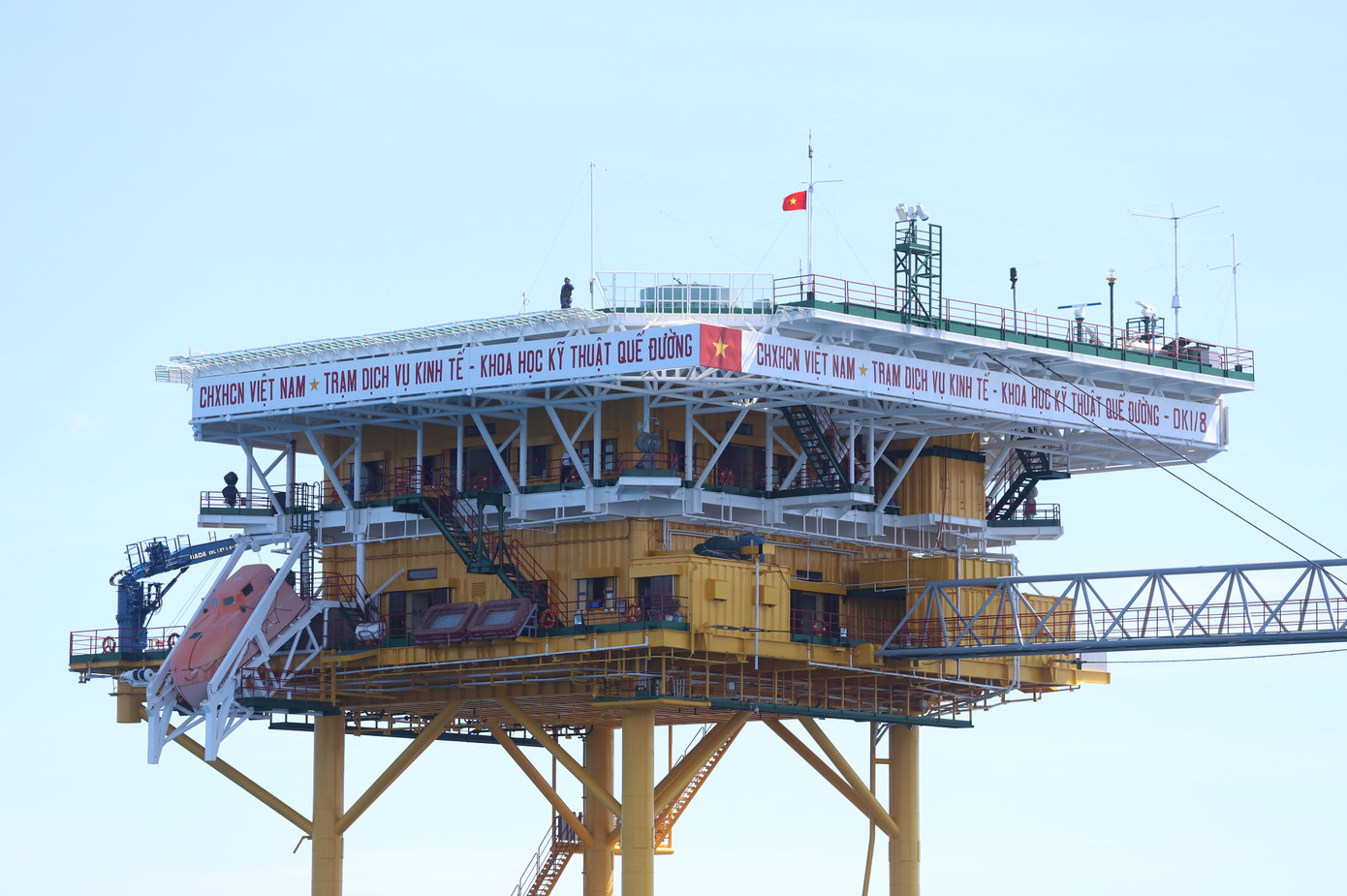 Biểu tượng khẳng định chủ quyền của đất nước Việt Nam tại Nhà giàn DK1/8.