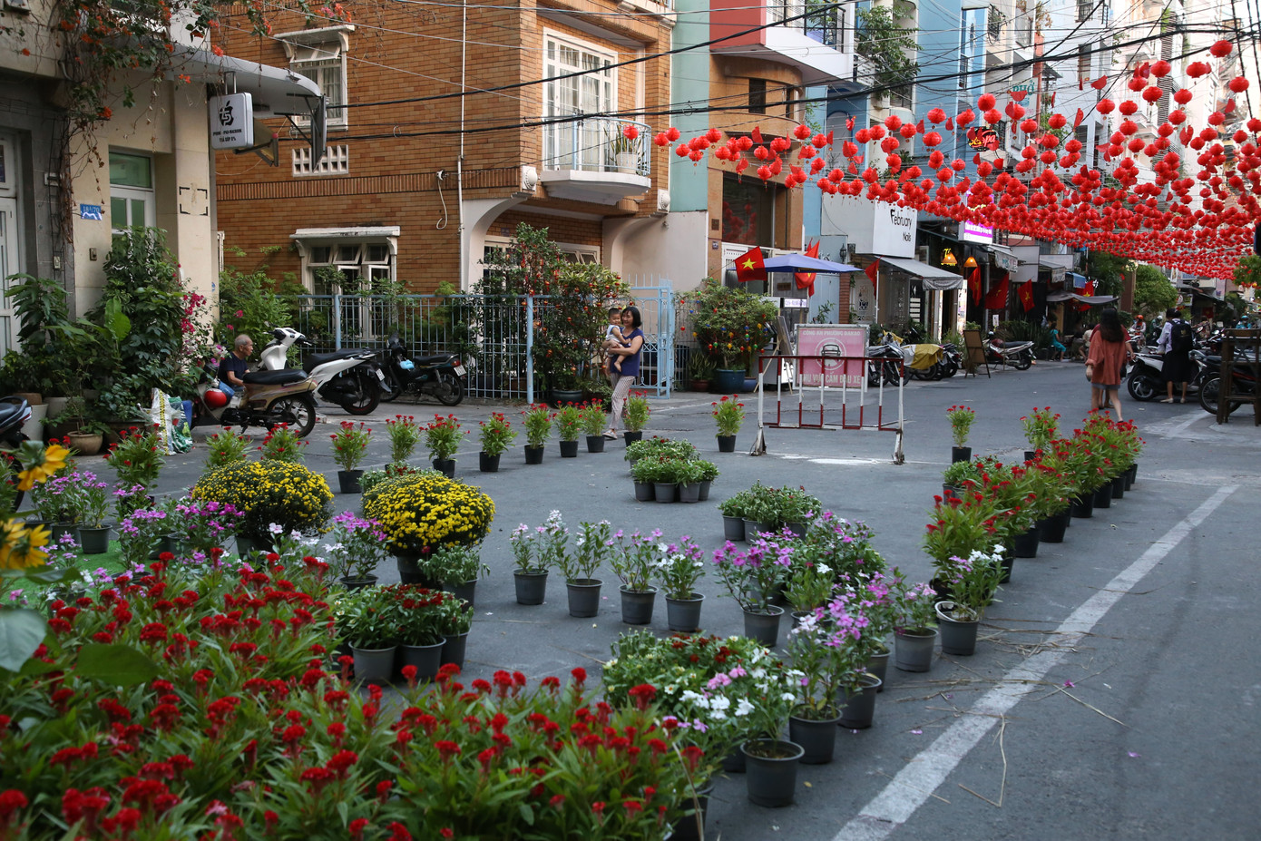 Đây là năm thứ 4 khu phố thực hiện công trình trang trí tết trên tuyến hẻm này và năm nay cũng được bà con chăm chút, đầu tư quy mô nhất.