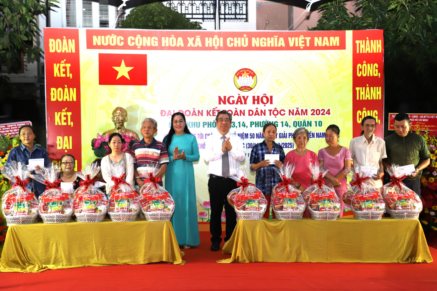 Lãnh đạo MTTQ TPHCM trao quà đến bà con có hoàn cảnh khó khăn các khu phố. Lãnh đạo MTTQ TPHCM trao quà đến bà con có hoàn cảnh khó khăn các khu phố.