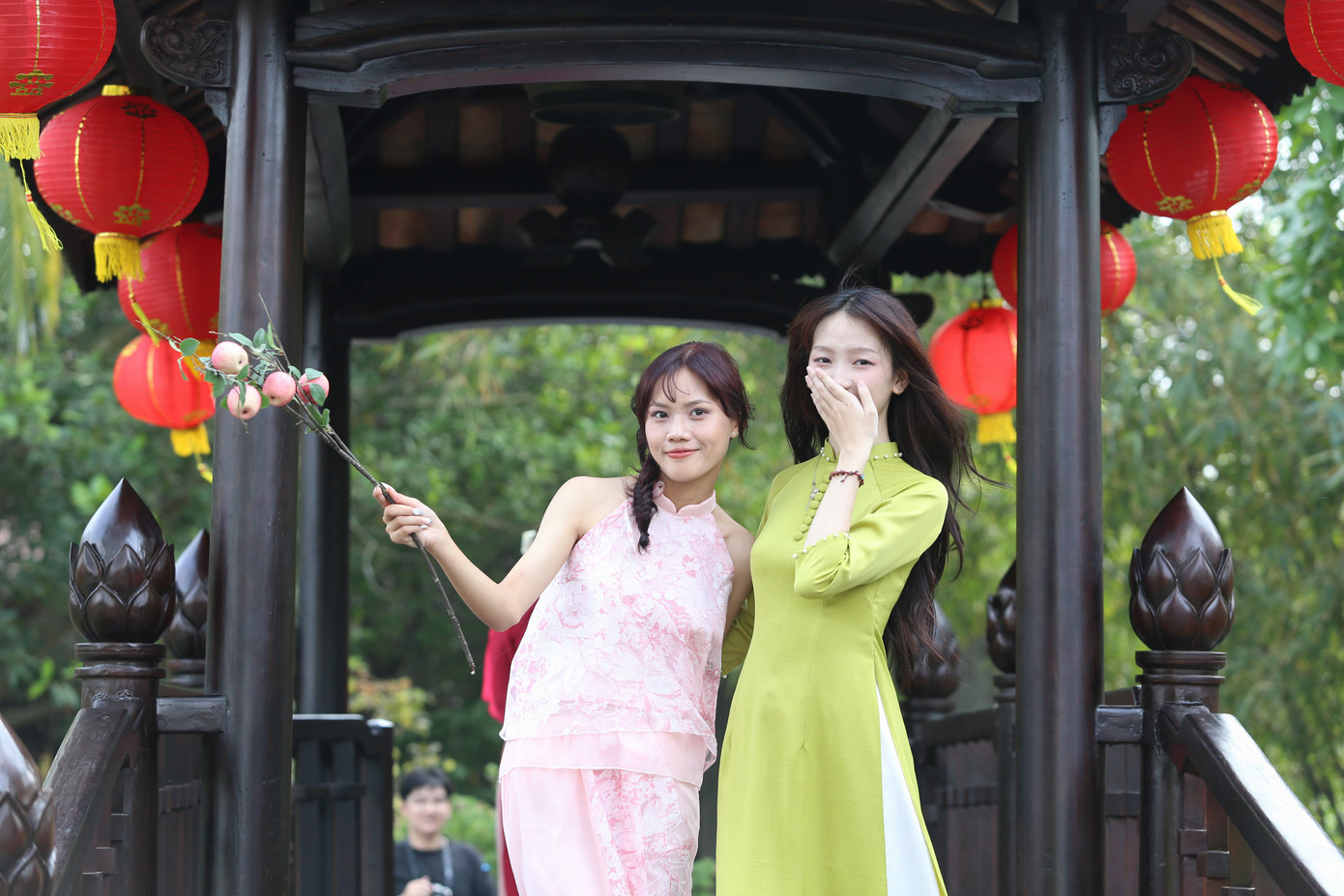 Diễm Quỳnh chụp ảnh với cô bạn thân Võ Hồng Yến Nhi, sinh viên Trường Đại học Thể dục thể thao TPHCM.