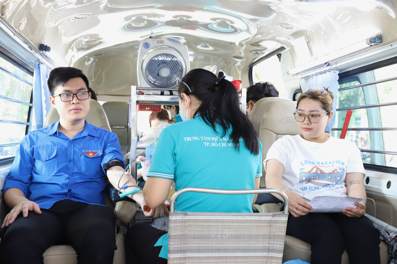 Bạn trẻ trao yêu thương, lan tỏa việc tốt. Bạn trẻ trao yêu thương, lan tỏa việc tốt.