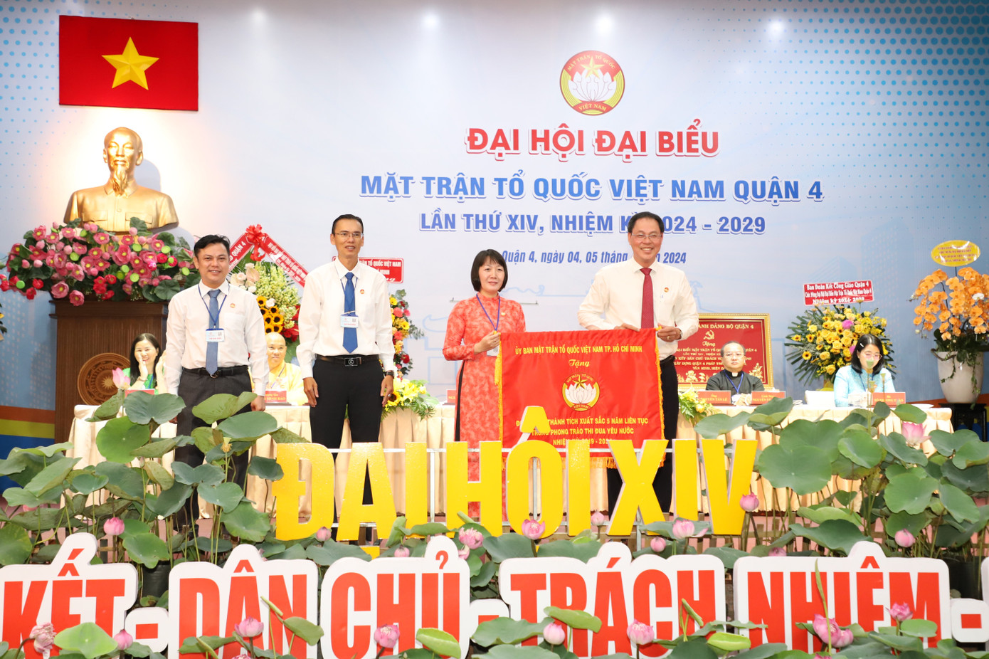 Lãnh đạo MTTQ TPHCM tặng Cờ thi đua cho MTTQ quận 4 vì đạt thành tích xuất sắc trong phong trào thi đua yêu nước 5 năm liên tục. Lãnh đạo MTTQ TPHCM tặng Cờ thi đua cho MTTQ quận 4 vì đạt thành tích xuất sắc trong phong trào thi đua yêu nước 5 năm liên tục.