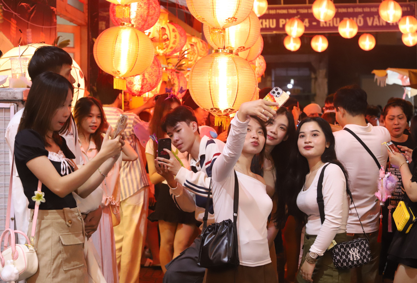 Phố lồng đèn Lương Nhữ Học, quận 5 luôn thu hút đông đảo bạn trẻ đến thưởng lãm, mua sắm hằng năm. Ảnh: Ngô Tùng. Phố lồng đèn Lương Nhữ Học, quận 5 luôn thu hút đông đảo bạn trẻ đến thưởng lãm, mua sắm hằng năm. Ảnh: Ngô Tùng.