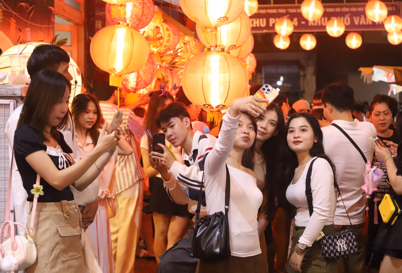 Phố lồng đèn Lương Nhữ Học, quận 5 luôn thu hút đông đảo bạn trẻ đến thưởng lãm, mua sắm hằng năm. Ảnh: Ngô Tùng.