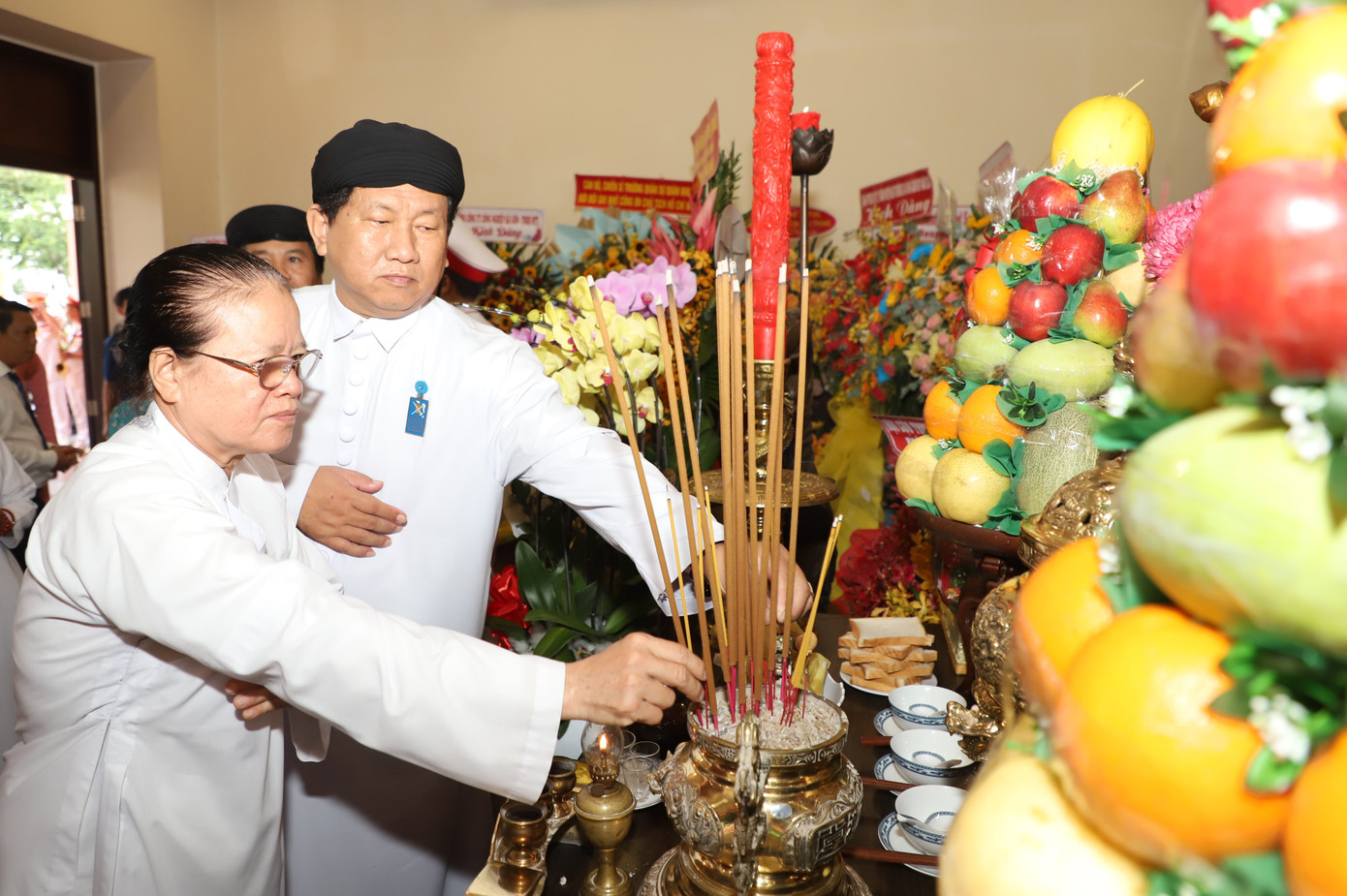 Các nhân sĩ, trí thức, tôn giáo dâng hương tưởng nhớ Chủ tịch Hồ Chí Minh.