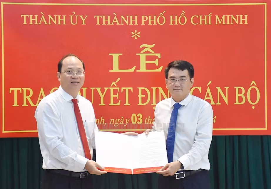 Phó bí thư Thường trực Thành ủy TPHCM Nguyễn Hồ Hải (bên trái) trao quyết định cho ông Lê Như Hải Long. Ảnh: Thành ủy TPHCM Phó bí thư Thường trực Thành ủy TPHCM Nguyễn Hồ Hải (bên trái) trao quyết định cho ông Lê Như Hải Long. Ảnh: Thành ủy TPHCM