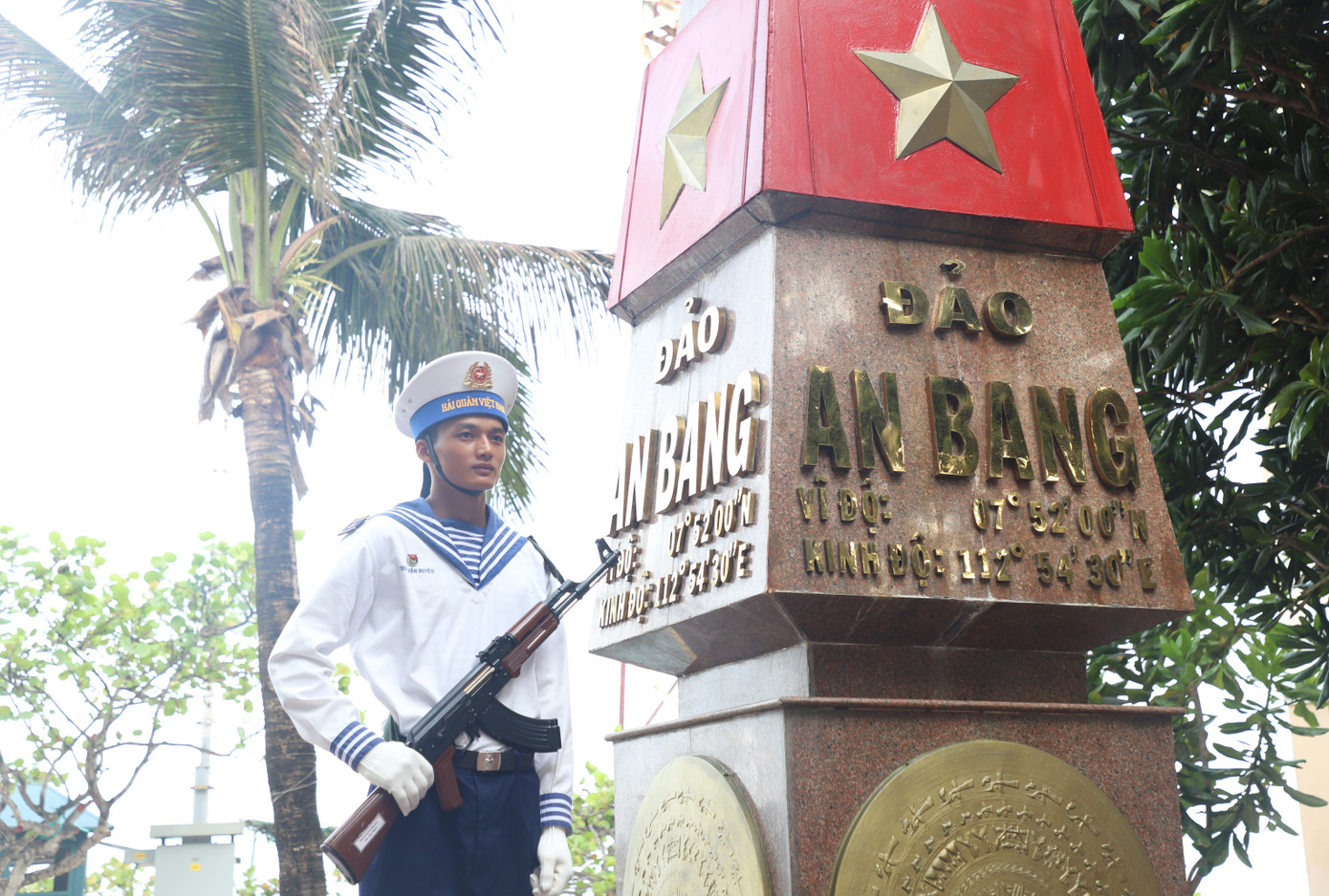 Chiến sĩ hải quân đảo An Bang chắc tay súng bảo vệ từng tấc đất thiêng liêng của Tổ quốc.