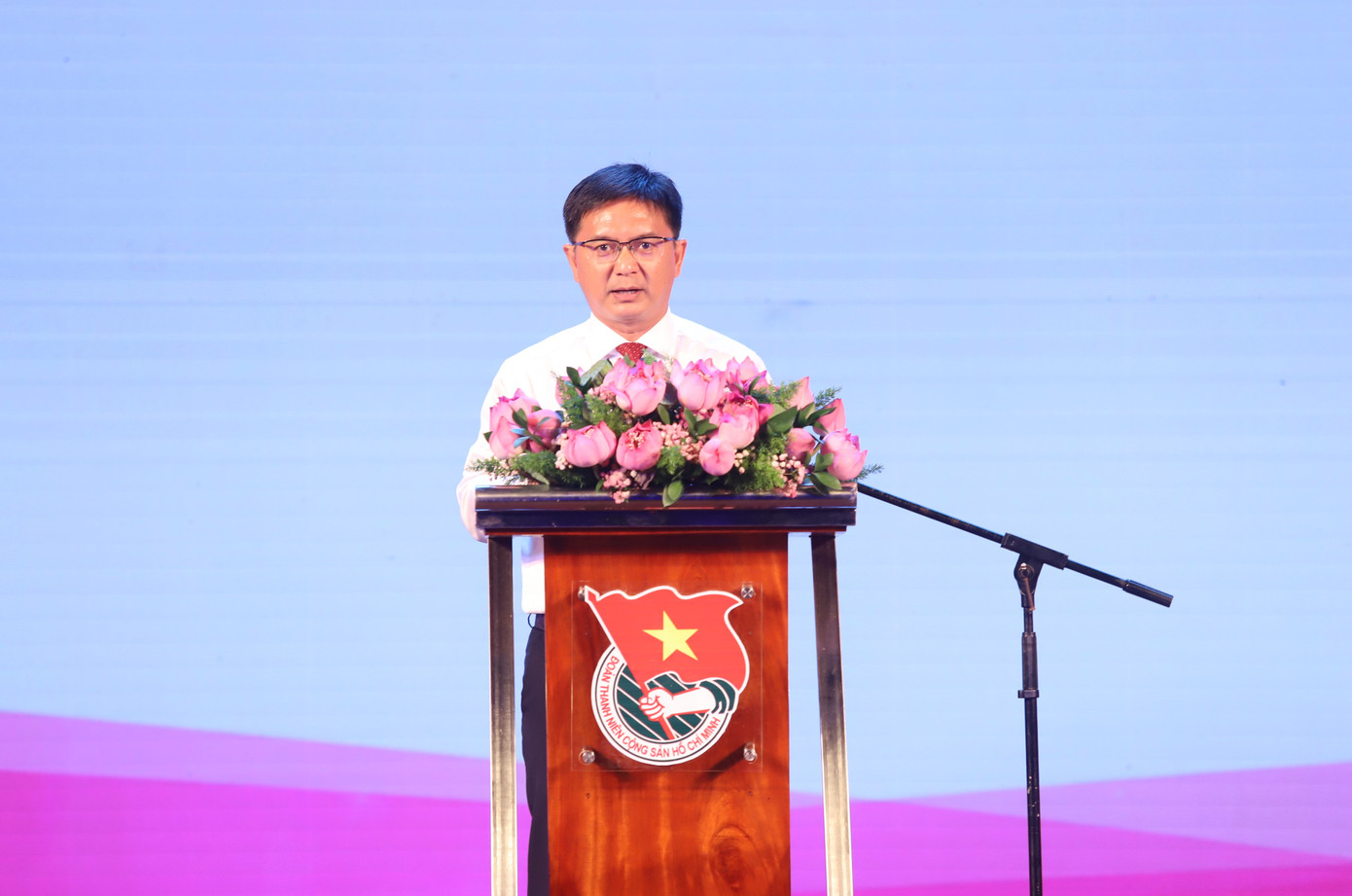 Trưởng ban Dân vận Thành ủy TPHCM Nguyễn Mạnh Cường tuyên dương các bạn trẻ đã nỗ lực cống hiến cho sự phát triển của TPHCM.