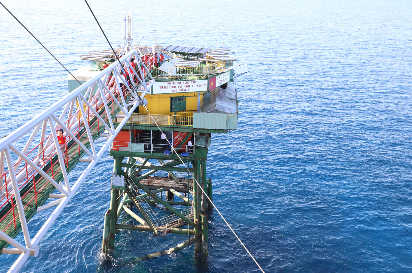 Với quyết tâm bám nhà giàn, bám biển, bảo vệ chủ quyền, cán bộ, chiến sĩ DK1 đã kiên cường vượt qua những mùa giông bão, vượt qua muôn vàn khó khăn, vất vả, thiếu thốn và cả những mất mát, hy sinh để góp phần bảo vệ vững chắc chủ quyền vùng biển, thềm lục địa phía Nam của Tổ quốc.