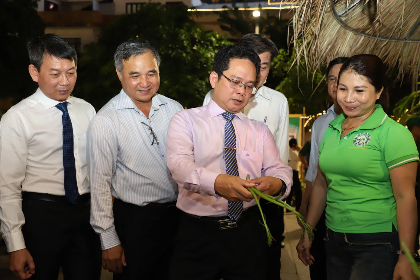 Lãnh đạo TPHCM tham quan các gian hàng triển lãm trong khuôn khổ chuỗi sự kiện.