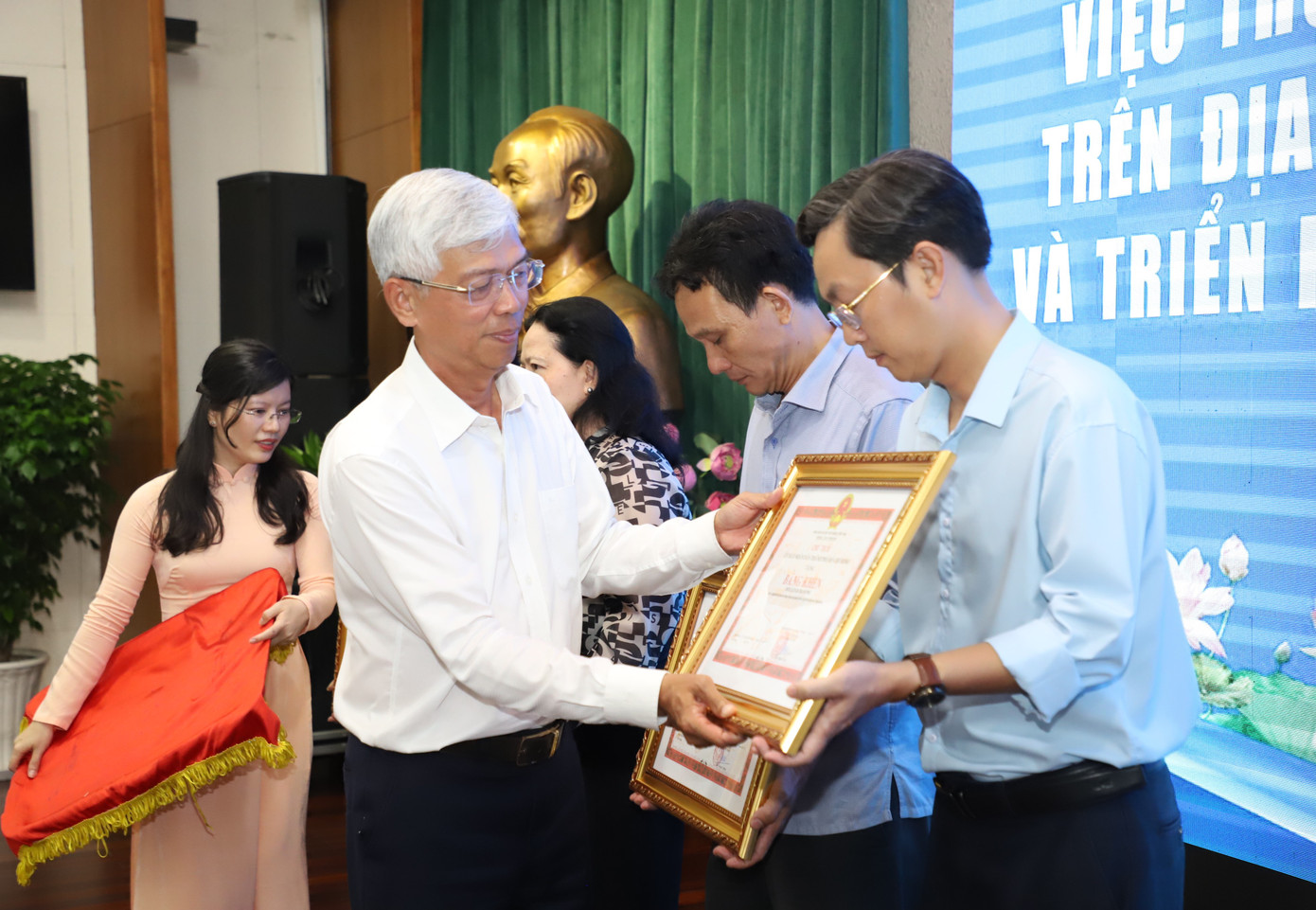 Lãnh đạo TPHCM trao bằng khen cho các tập thể thực hiện tốt công tác hội, quỹ năm qua. Ảnh: Ngô Tùng Lãnh đạo TPHCM trao bằng khen cho các tập thể thực hiện tốt công tác hội, quỹ năm qua. Ảnh: Ngô Tùng