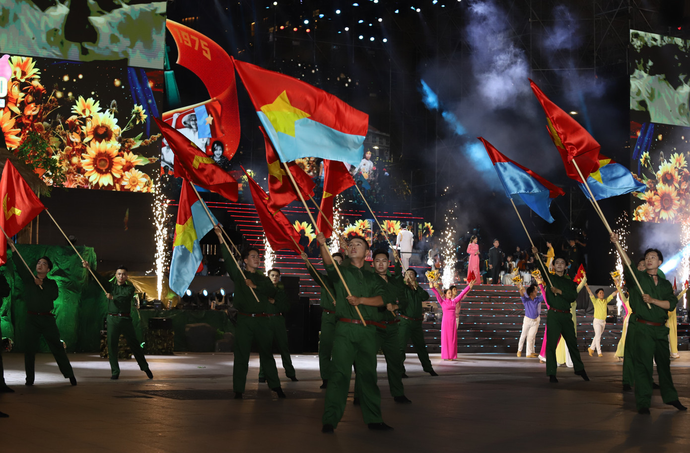 Mang chủ đề Vì nhân dân quên mình, chương trình gồm 3 chương với gần 20 tiết mục đặc sắc, quy tụ sự tham gia trình diễn của hơn 1.000 nghệ sĩ, diễn viên chuyên nghiệp. Mang chủ đề Vì nhân dân quên mình, chương trình gồm 3 chương với gần 20 tiết mục đặc sắc, quy tụ sự tham gia trình diễn của hơn 1.000 nghệ sĩ, diễn viên chuyên nghiệp.