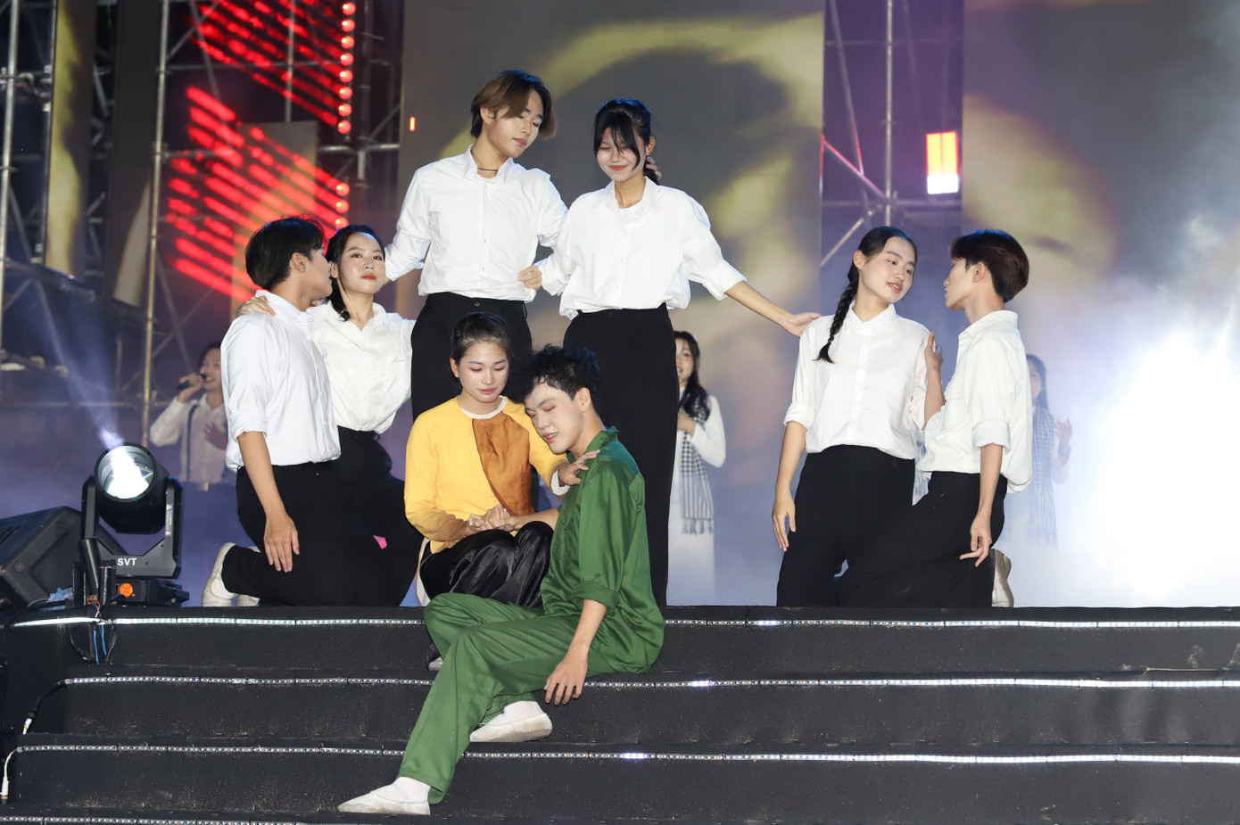 Dù bận rộn với lịch học tập và thi kết thúc học kỳ, các bạn đã cố gắng thu xếp thời gian tập luyện, dàn dựng để mang lại những tiết mục trọn vẹn nhất.