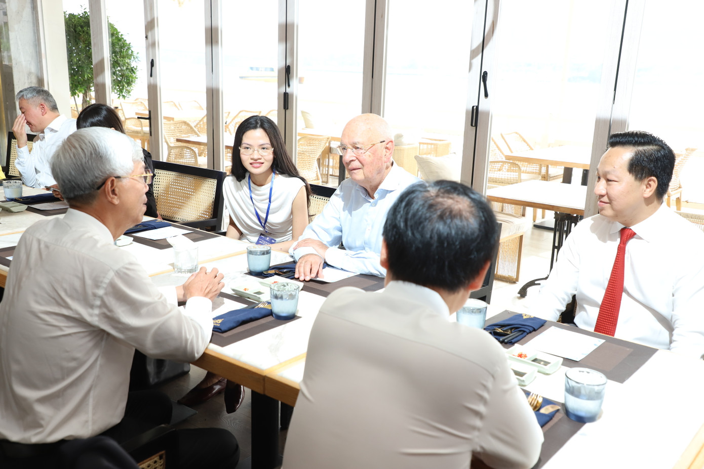 GS Klaus Schwab cùng dùng điểm tâm với lãnh đạo TPHCM trước khi bước vào buổi đối thoại. Ảnh: Ngô Tùng GS Klaus Schwab cùng dùng điểm tâm với lãnh đạo TPHCM trước khi bước vào buổi đối thoại. Ảnh: Ngô Tùng