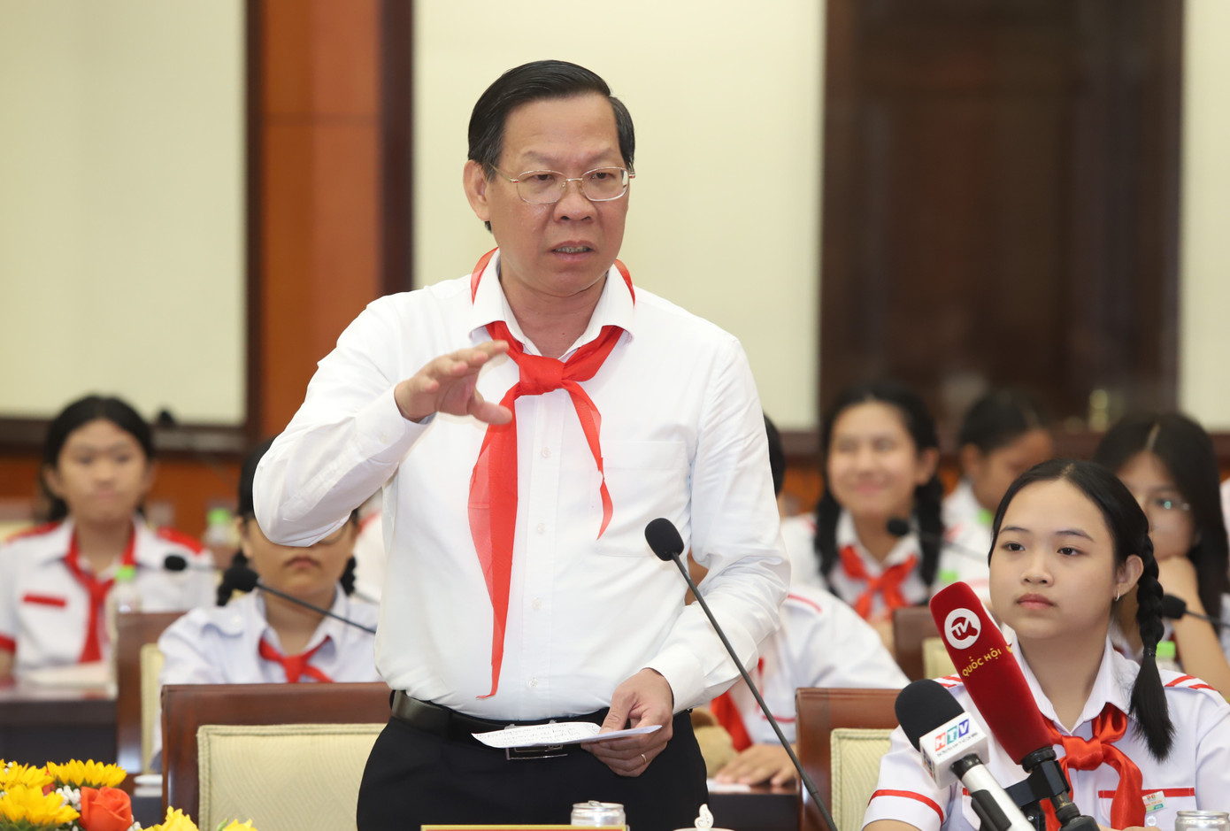 Chủ tịch Phan Văn Mãi trao đổi xoay quanh các ý kiến của học sinh thành phố. Chủ tịch Phan Văn Mãi trao đổi xoay quanh các ý kiến của học sinh thành phố.