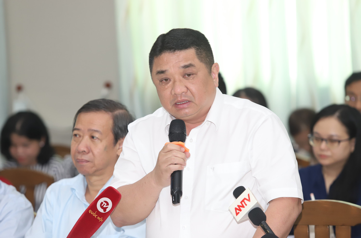 Phó giám đốc Sở GTVT TPHCM Võ Khánh Hưng trao đổi tại buổi tiếp xúc cử tri. Ảnh: Ngô Tùng