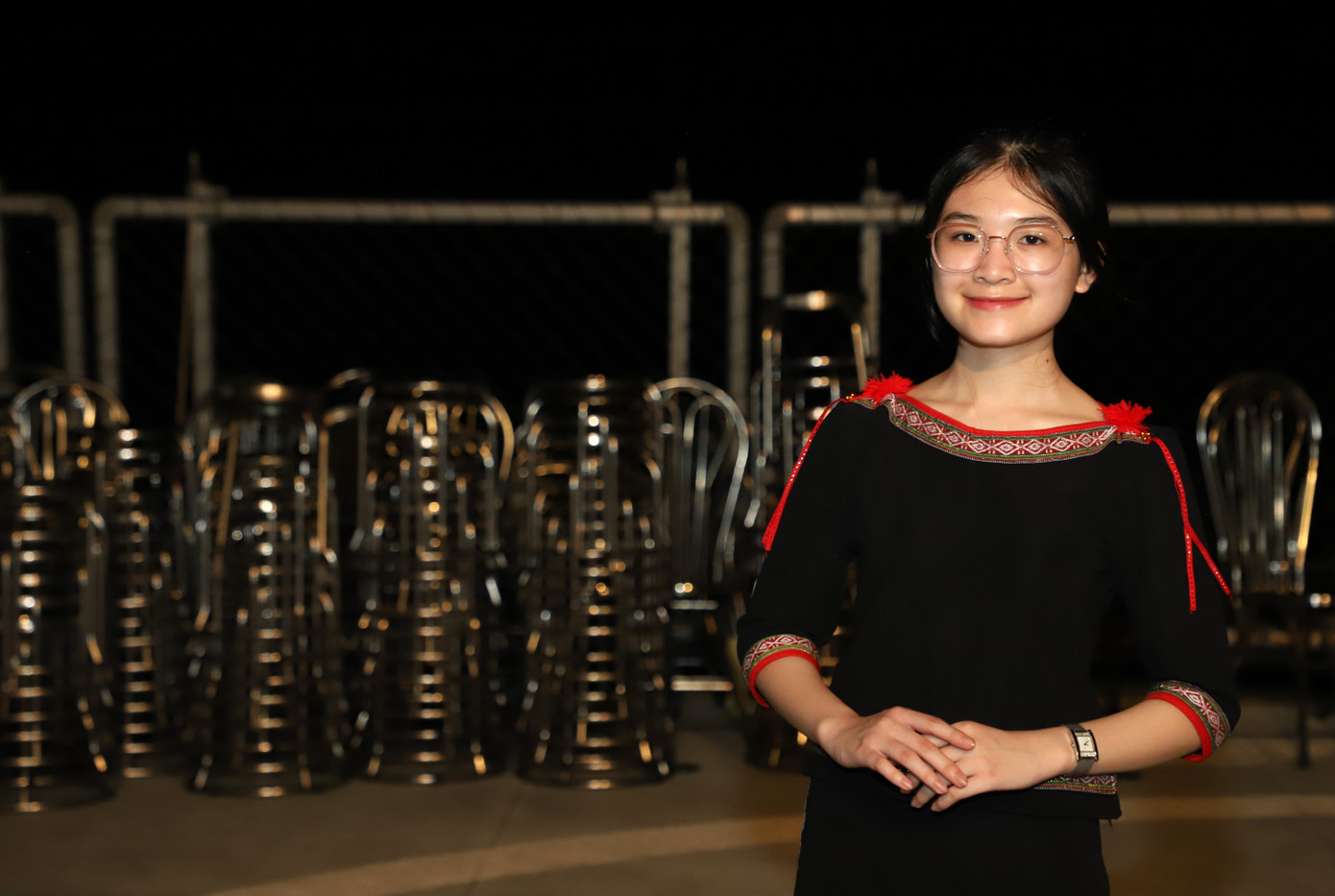 Tham gia hoạt động trình diễn trong trang phục truyền thống của đồng bào Ê-đê, bạn Trương Đỗ Thùy Vy (sinh viên Học viện Thanh thiếu niên Việt Nam - Phân viện Hà Nội) cho biết bản thân rất vinh hạnh khi có cơ hội tham gia đoàn công tác đến với Trường Sa và cùng hòa mình vào các tiết mục văn nghệ, trình diễn trang phục trên tàu. "Các đội đã đầu tư rất nghiêm túc và thể hiện tinh thần nhiệt huyết, cố gắng mang đến những màn trình diễn tuyệt vời, ghi lại nhiều ấn tượng đẹp khó quên với mỗi chúng ta", cô gái lớn lên tại mảnh đất phố núi Pleiku (Gia Lai) chia sẻ sau buổi giao lưu văn hóa. Tham gia hoạt động trình diễn trong trang phục truyền thống của đồng bào Ê-đê, bạn Trương Đỗ Thùy Vy (sinh viên Học viện Thanh thiếu niên Việt Nam - Phân viện Hà Nội) cho biết bản thân rất vinh hạnh khi có cơ hội tham gia đoàn công tác đến với Trường Sa và cùng hòa mình vào các tiết mục văn nghệ, trình diễn trang phục trên tàu. "Các đội đã đầu tư rất nghiêm túc và thể hiện tinh thần nhiệt huyết, cố gắng mang đến những màn trình diễn tuyệt vời, ghi lại nhiều ấn tượng đẹp khó quên với mỗi chúng ta", cô gái lớn lên tại mảnh đất phố núi Pleiku (Gia Lai) chia sẻ sau buổi giao lưu văn hóa.