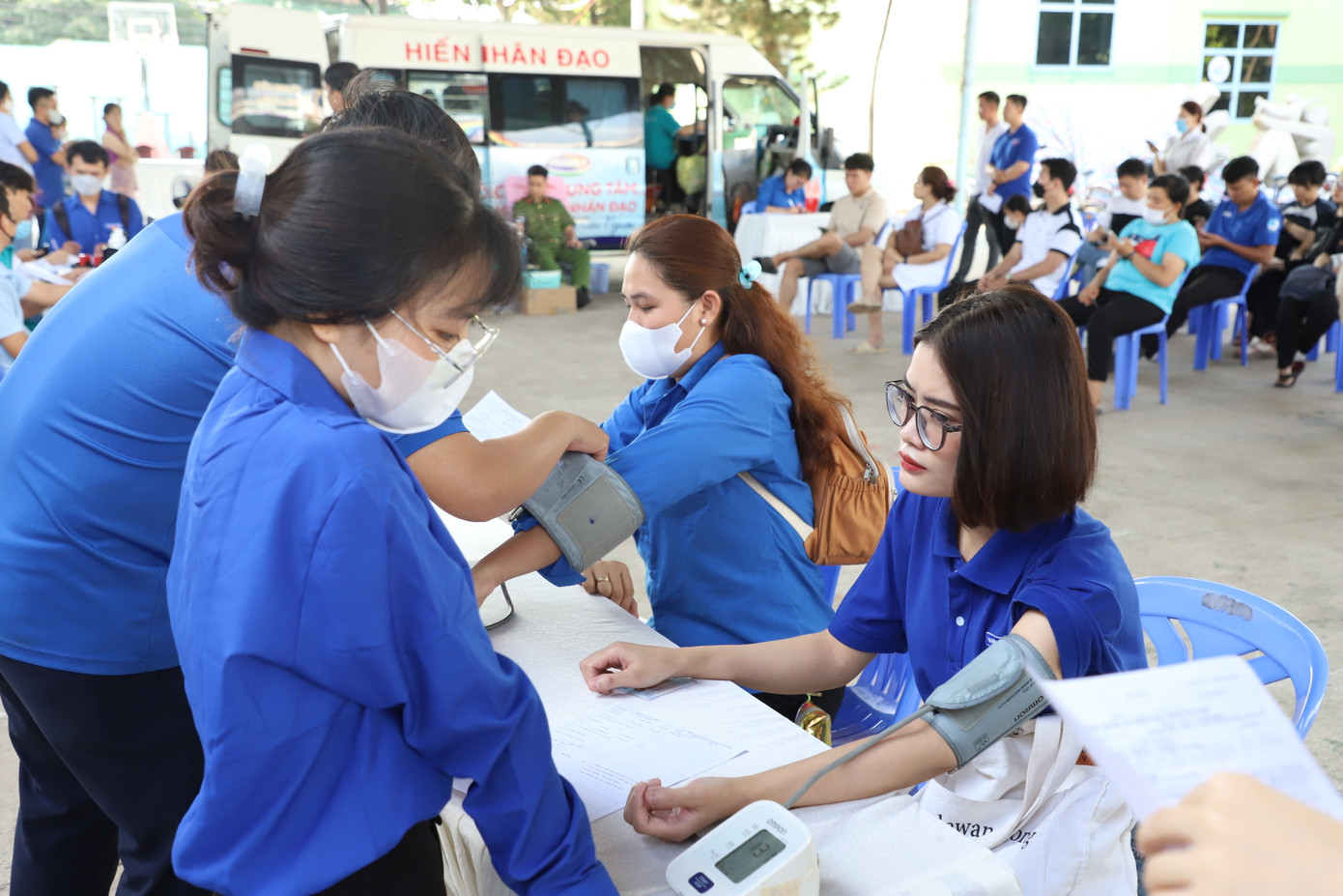 Các bạn trẻ đến sớm tham gia kiểm tra sức khỏe trước khi đóng góp vào hoạt động ý nghĩa của Ngày đoàn viên. Các bạn trẻ đến sớm tham gia kiểm tra sức khỏe trước khi đóng góp vào hoạt động ý nghĩa của Ngày đoàn viên.