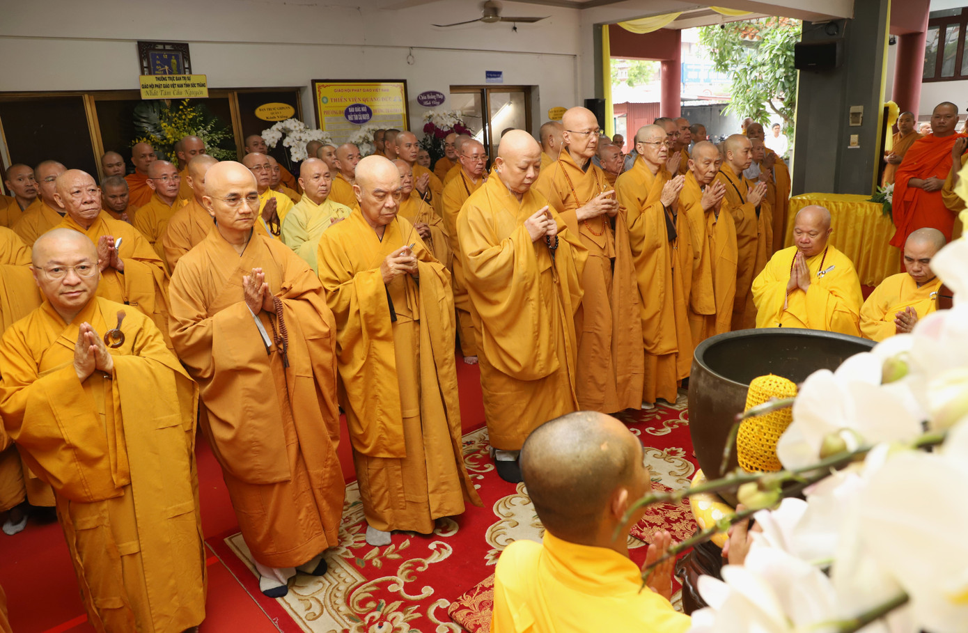 Tiếp đó, đoàn chư tôn đức giáo phẩm đại diện các cơ quan thuộc Trung ương GHPGVN lần lượt viếng Hòa thượng Thích Huệ Trí.