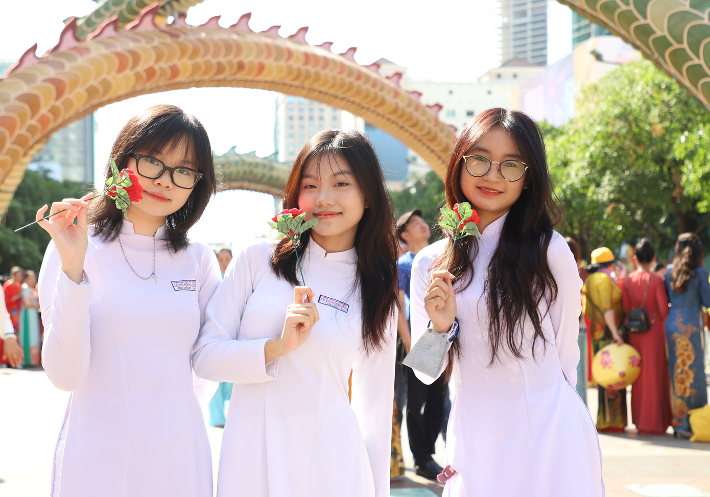 Nhóm nữ sinh Trường THPT Lê Thị Hồng Gấm khoe nét nền nã, xinh tươi.