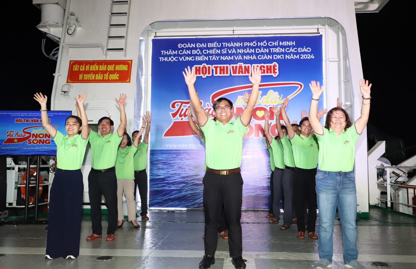 Các đội đã lần lượt thể hiện những ca khúc hát về biển, đảo Tổ quốc và thi tài nhảy flashmob.