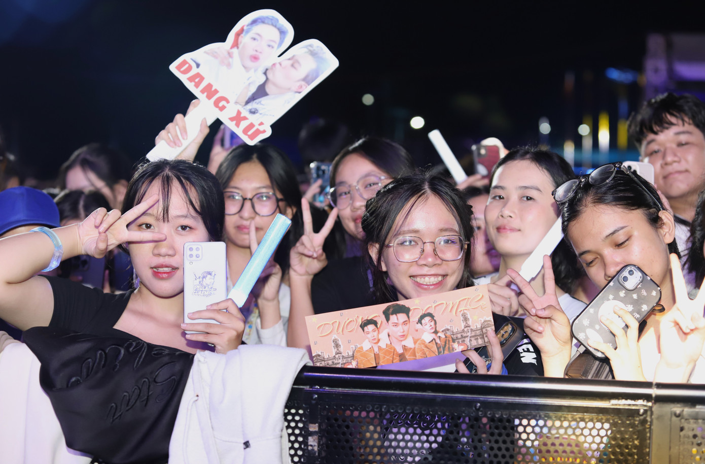 Các bạn sinh viên bùng cháy với không gian âm nhạc sôi động trong đêm công diễn.