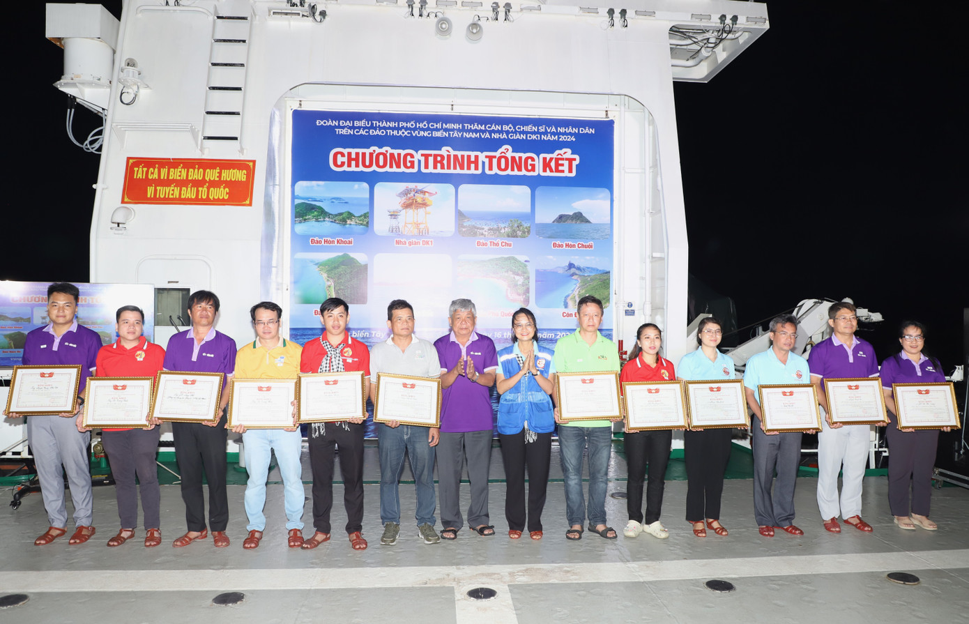 Lãnh đạo đoàn công tác tặng Bằng khen của UBND - Ủy ban MTTQ Việt Nam TPHCM đến các tập thể, cá nhân đóng góp tích cực cho chuyến đi. Ảnh: Ngô Tùng Lãnh đạo đoàn công tác tặng Bằng khen của UBND - Ủy ban MTTQ Việt Nam TPHCM đến các tập thể, cá nhân đóng góp tích cực cho chuyến đi. Ảnh: Ngô Tùng