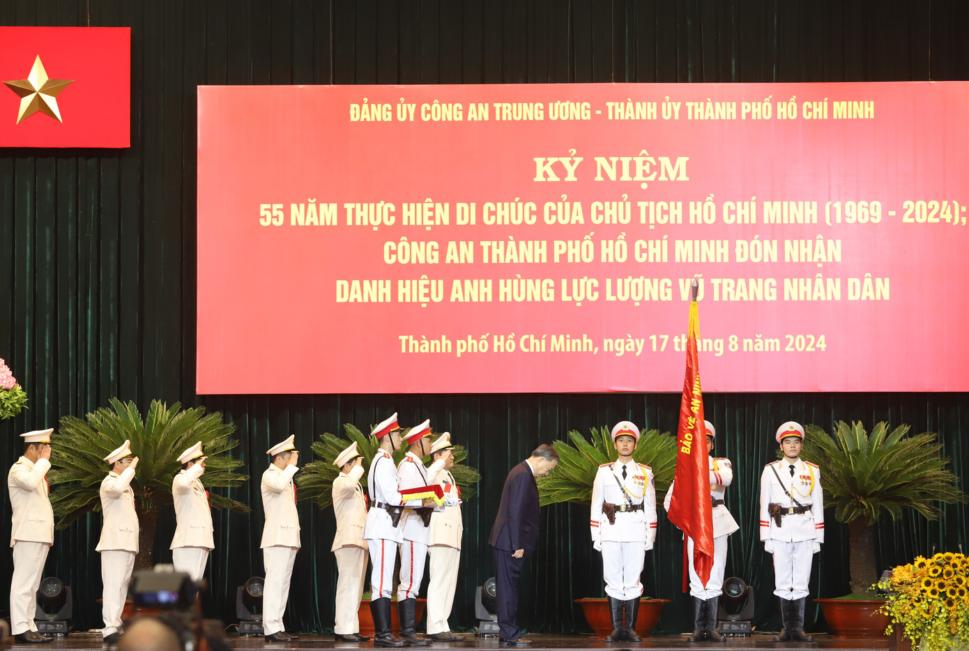 Tổng Bí thư, Chủ tịch nước Tô Lâm dự và trao tặng danh hiệu cao quý của Đảng, Nhà nước cho Công an TPHCM. Ảnh: Ngô Tùng. Tổng Bí thư, Chủ tịch nước Tô Lâm dự và trao tặng danh hiệu cao quý của Đảng, Nhà nước cho Công an TPHCM. Ảnh: Ngô Tùng.