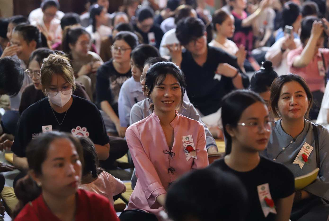 Người dân tề tựu tại chánh điện dự khóa lễ Vu lan. Người dân tề tựu tại chánh điện dự khóa lễ Vu lan.