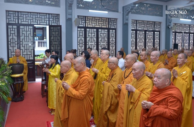 Chư tôn giáo phẩm Hội đồng Chứng minh, Hội đồng Trị sự Trung ương GHPGVN dâng hương tưởng niệm Bồ Tát Thích Quảng Đức cùng chư thánh tử đạo. Chư tôn giáo phẩm Hội đồng Chứng minh, Hội đồng Trị sự Trung ương GHPGVN dâng hương tưởng niệm Bồ Tát Thích Quảng Đức cùng chư thánh tử đạo.