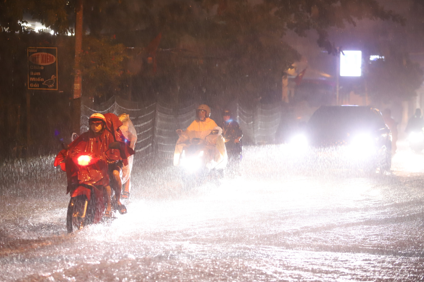 Cơn mưa lớn khiến nhiều tuyến đường huyết mạch trên địa bàn như Lê Văn Việt, Đình Phong Phú...bị ngập cục bộ ở một số khu vực.